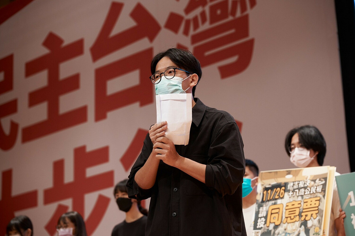 學生代表巫愷政感謝陳其邁挺18歲公民權。 圖：陳其邁競辦提供
