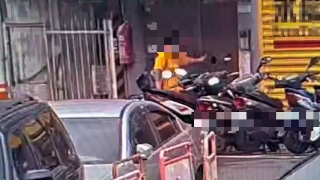 警方調閱案發地附近監視器畫面後，發現疑涉案的陳柏彥曾待在蔡姓女大生租屋處一段時間。 圖：警方提供