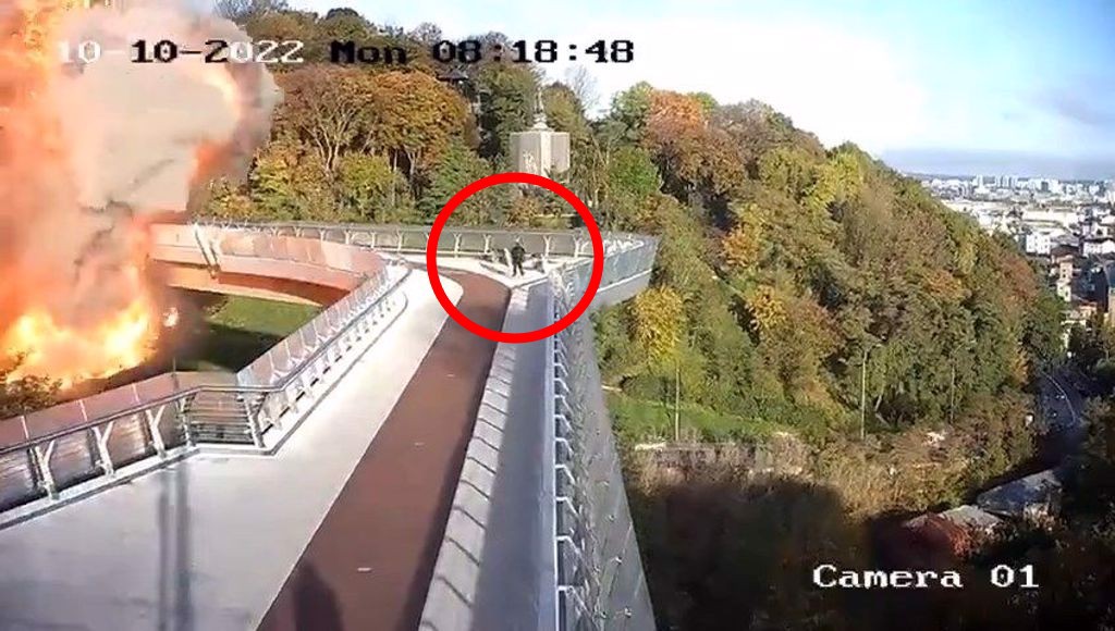 俄羅斯飛彈擊中了基輔知名景點「克里琴科橋」橋梁下方的地面。 圖：翻攝推特