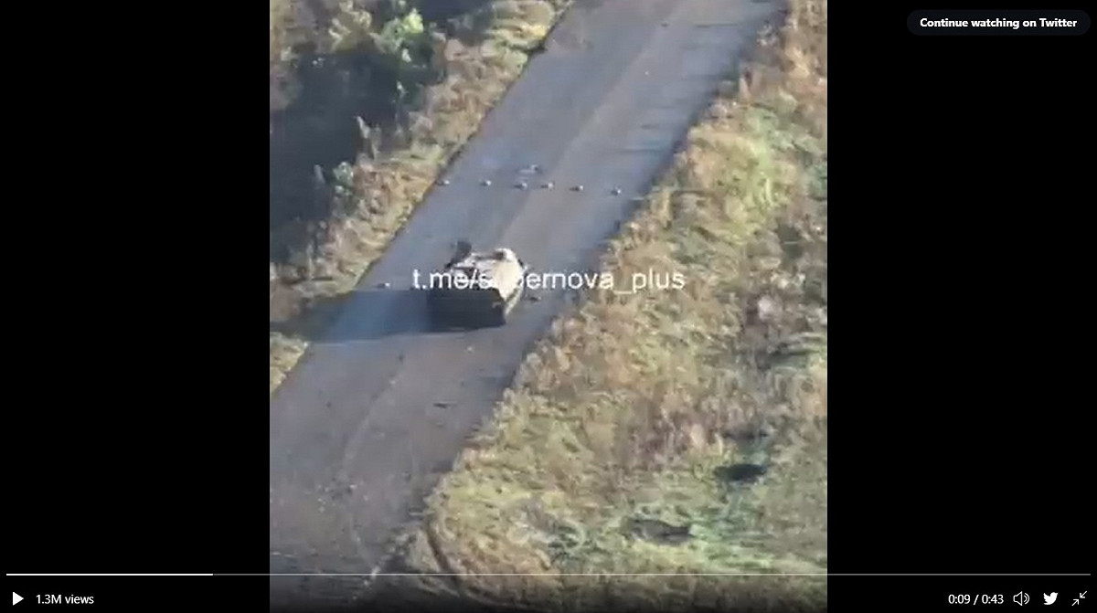 俄羅斯MT-LB裝甲車衝過放滿地雷的路上，整輛裝甲車被炸毀。 圖：翻攝推特