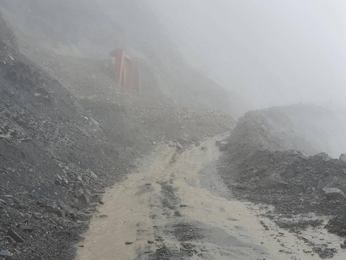 台8線中橫公路大禹嶺以東山區路段連日降雨，今天清晨117.4k關原災害搶修路段發生坍方、土石流。 圖：翻攝自中橫路況交通資訊站（資料照）