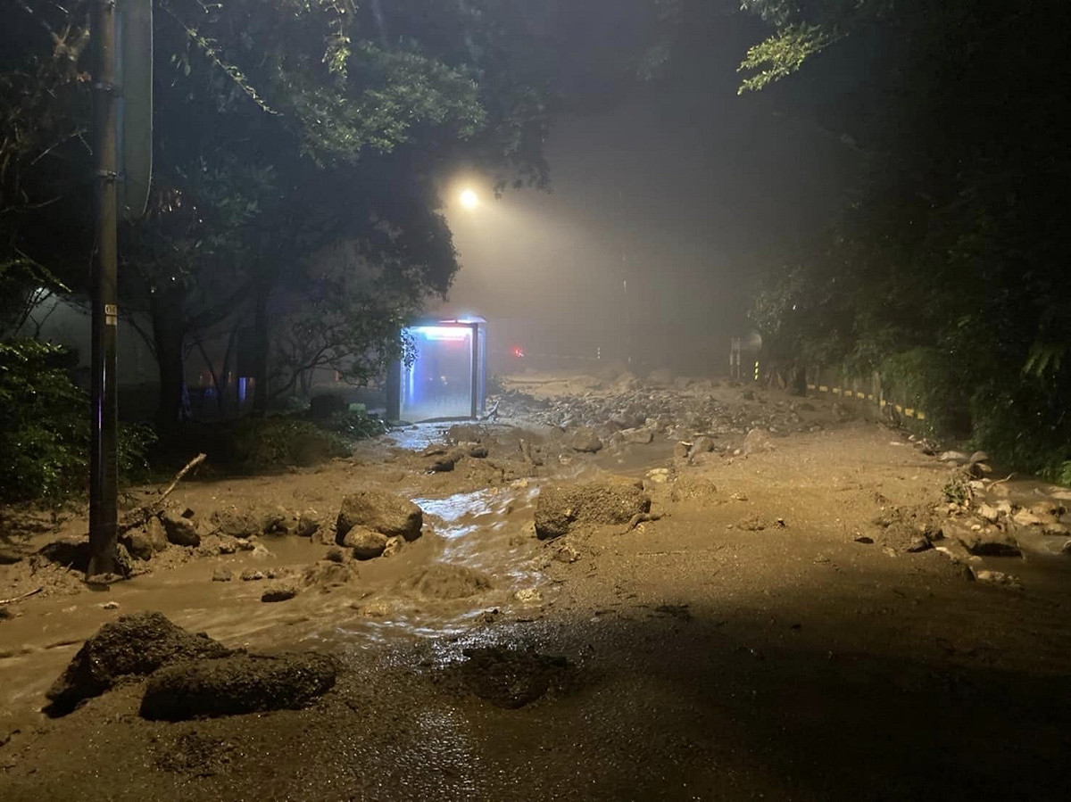 陽金公路和中興路口今天凌晨有土石崩落，上午已處理完成並開放通車， 圖/陽明山國家公園臉書粉專