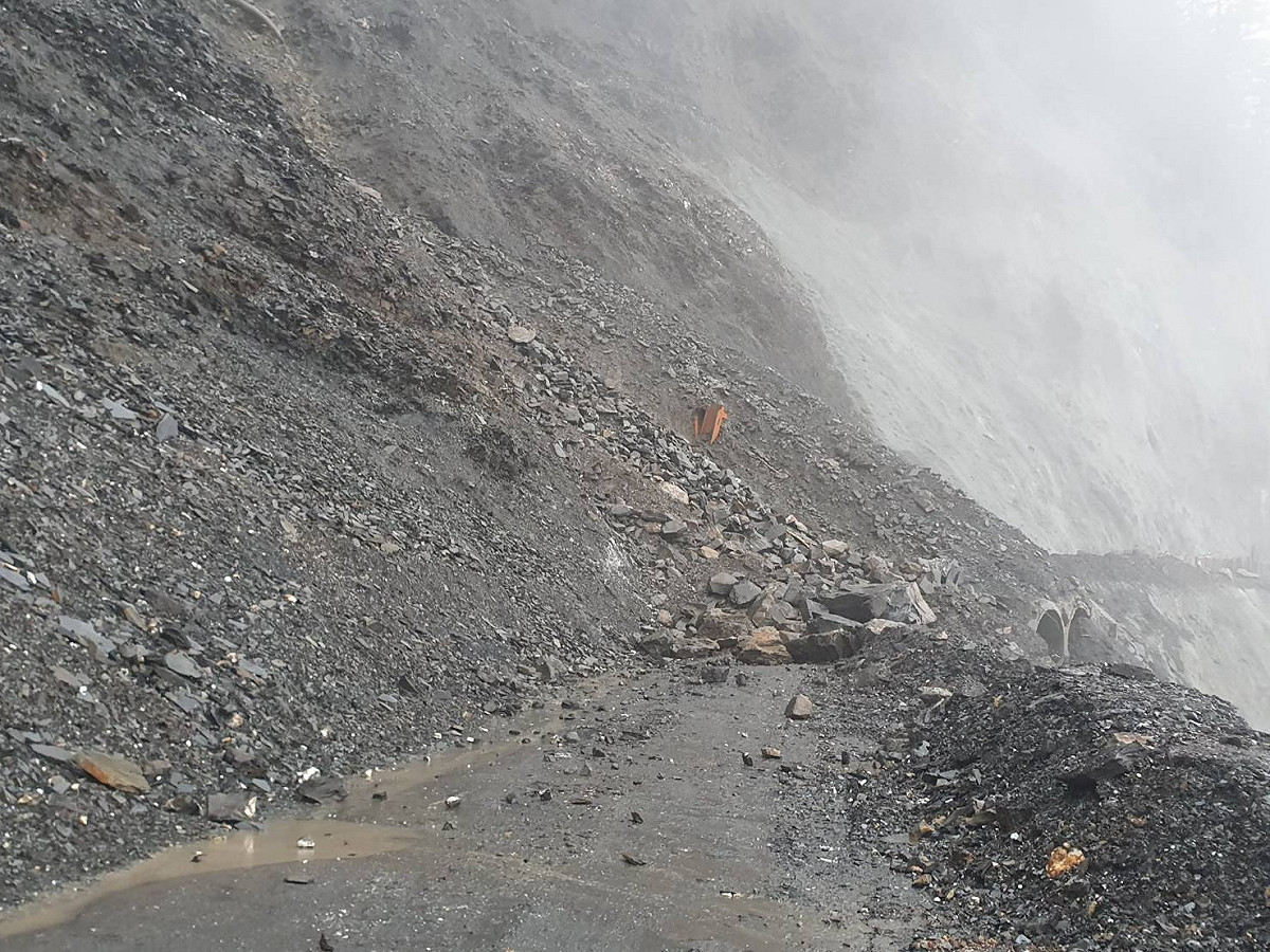 台8線中橫公路關原路段則因現場持續落石中無法開放通行，道路雙向阻斷。 圖：交通部公路總局／提供