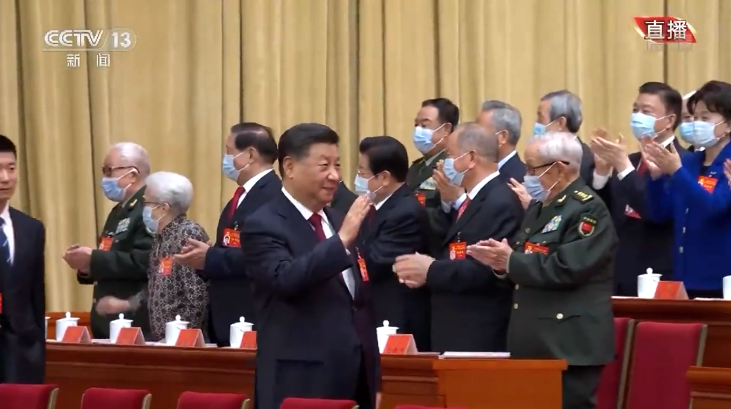 中共二十大今(16)日召開，習近平揮手微笑入場。 圖:翻攝自央視新聞