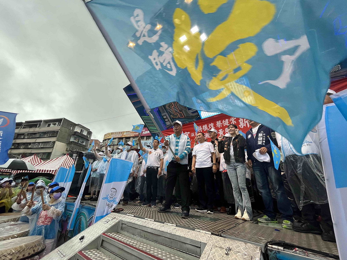 侯友宜新莊競選總部上午舉行成立大會，現場5000名市民高喊凍蒜。 圖：侯友宜選舉辦公室提供