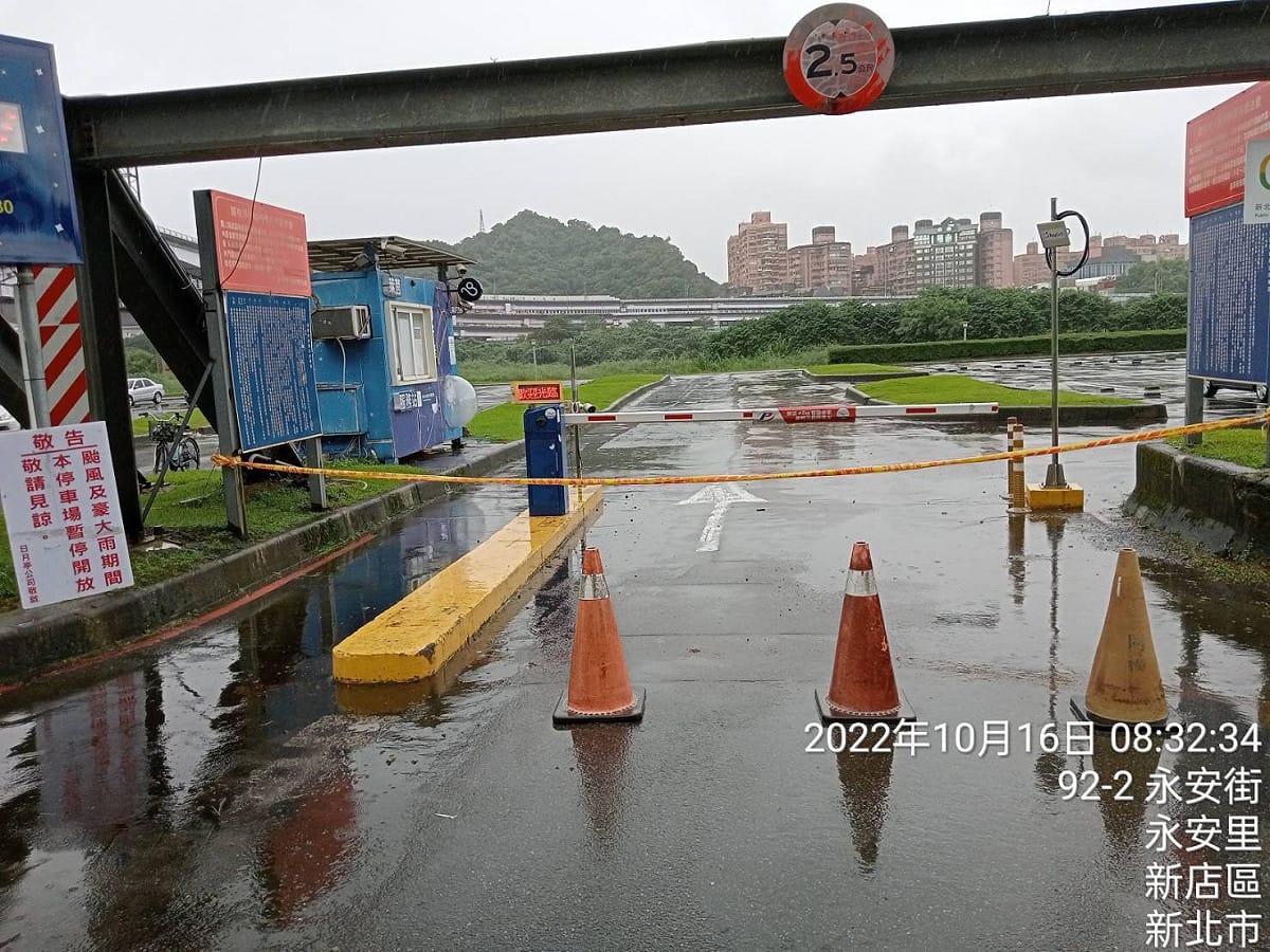 受尼莎颱風外圍環流影響，新北市新店溪流域水門及越堤道14時關閉。 圖：新北市水利局提供