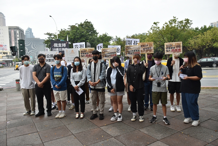 高雄學生民主聯盟呼籲各界相挺18歲公民權。 圖：孫家銘攝