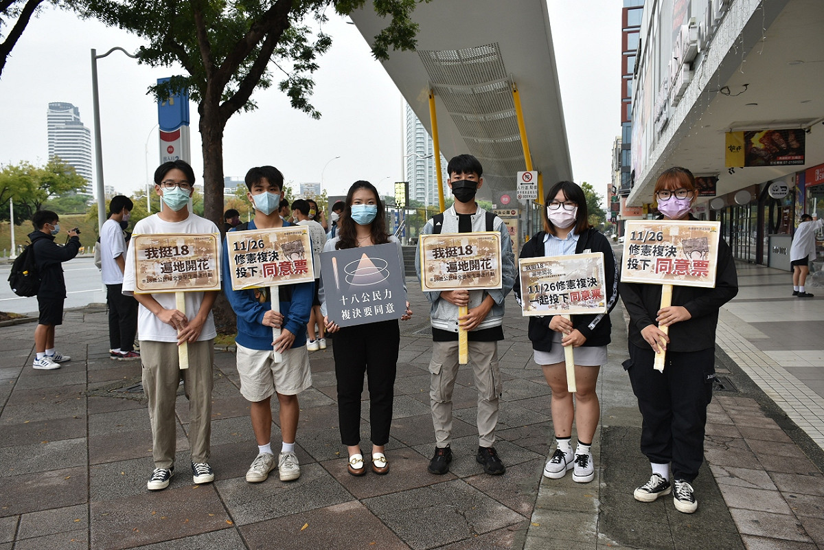 高雄學生民主聯盟幹部站出來力爭青年權益。 圖：孫家銘攝
