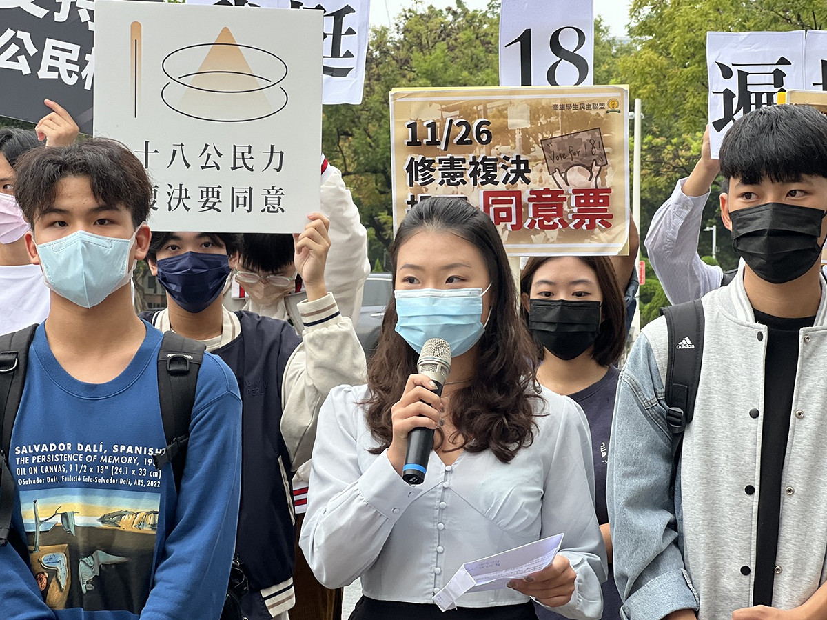 「民主轉大人」活動召集人的黃心怡(中)力挺18歲公民權。 圖：高雄學生民主聯盟提供