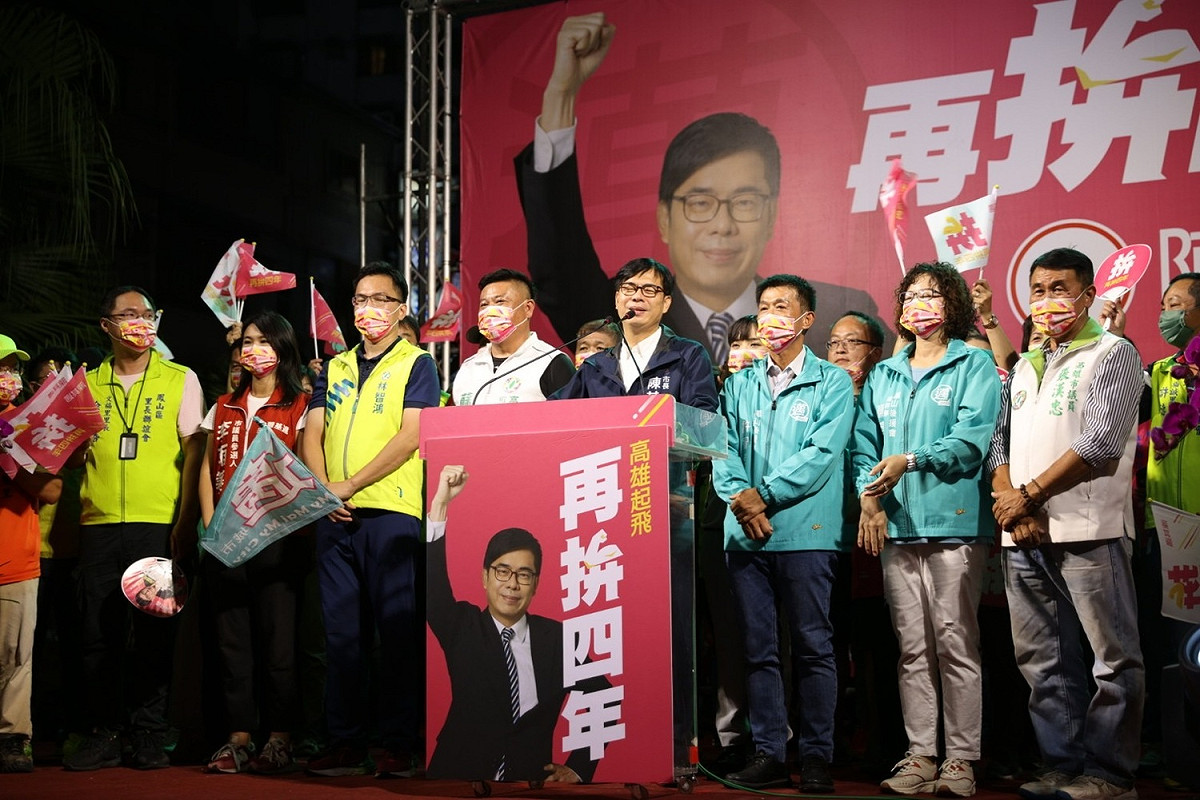 陳其邁(中)呼籲再給他四年，高雄會更好。 圖：陳其邁競辦提供