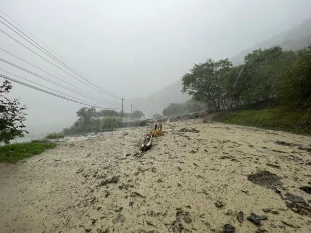 台7宜蘭縣大同鄉英士路段遭泥沙淹沒，雙向受阻搶通中。 圖：公路總局／提供（資料照）