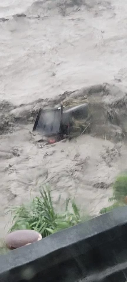 台7線86.5K坍方，搶修過程一度有挖土機遭洪水沖到下游。 圖:民眾提供