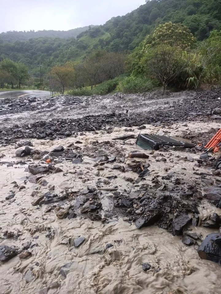 台7線86.5K坍方，搶修過程一度有挖土機遭洪水沖到下游。 圖:民眾提供