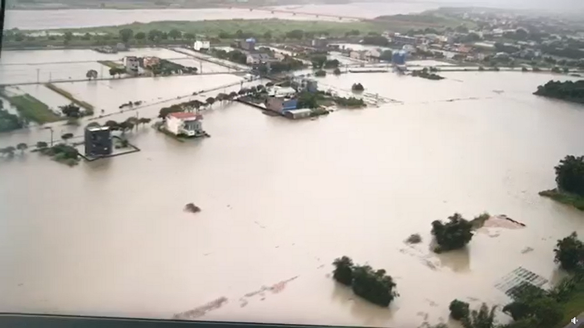宜蘭縣消防局義消拍下宜蘭縣農地受颱風影響成了一片汪洋。 圖: 翻攝自林世偉臉書