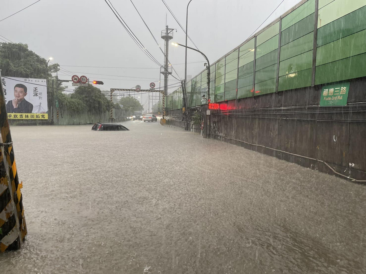 汐止南陽街、吉林街、福德三路T字路口，積水深達120公分，車輛受困積水中。 圖:翻攝自臉書新北交通族