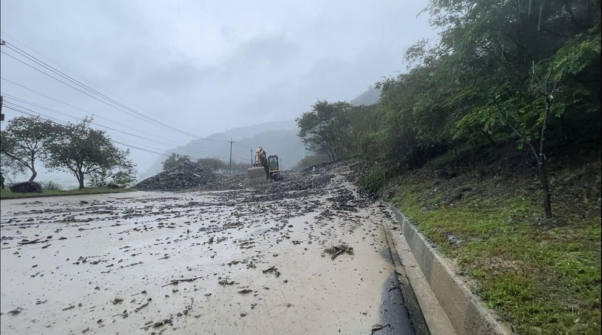 受豪雨影響，北部及東部地區道路多處坍方。 圖：公路總局／提供（資料照）