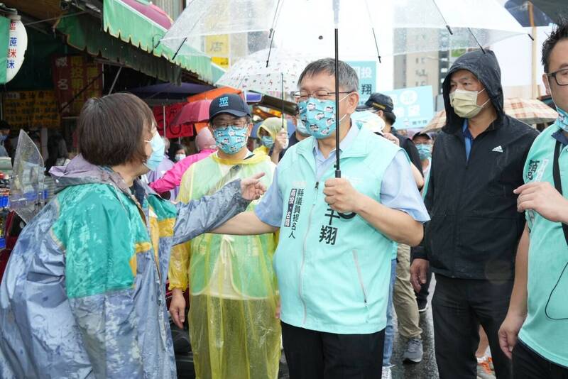 台北市 16 日暴雨不斷，市長柯文哲卻仍在中部助選。遭多位議員痛批根本不在乎市民。 圖：民眾黨提供