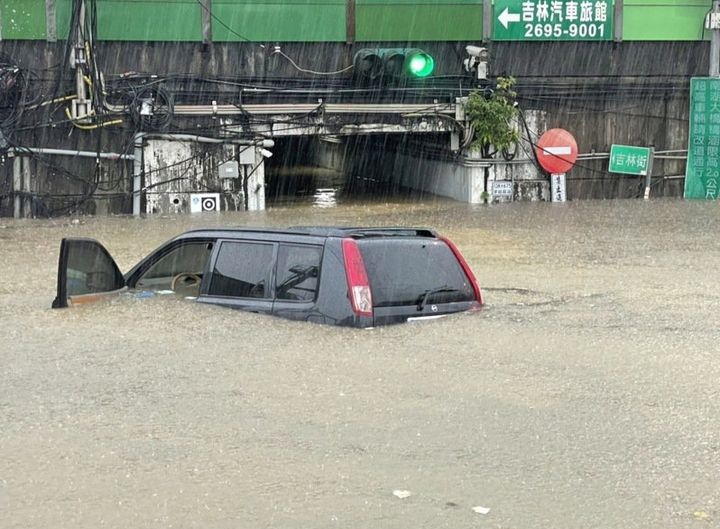 新北汐止今日下午豪雨不斷，單日雨量突破400毫米，多處地區淹水 圖：新北市政府