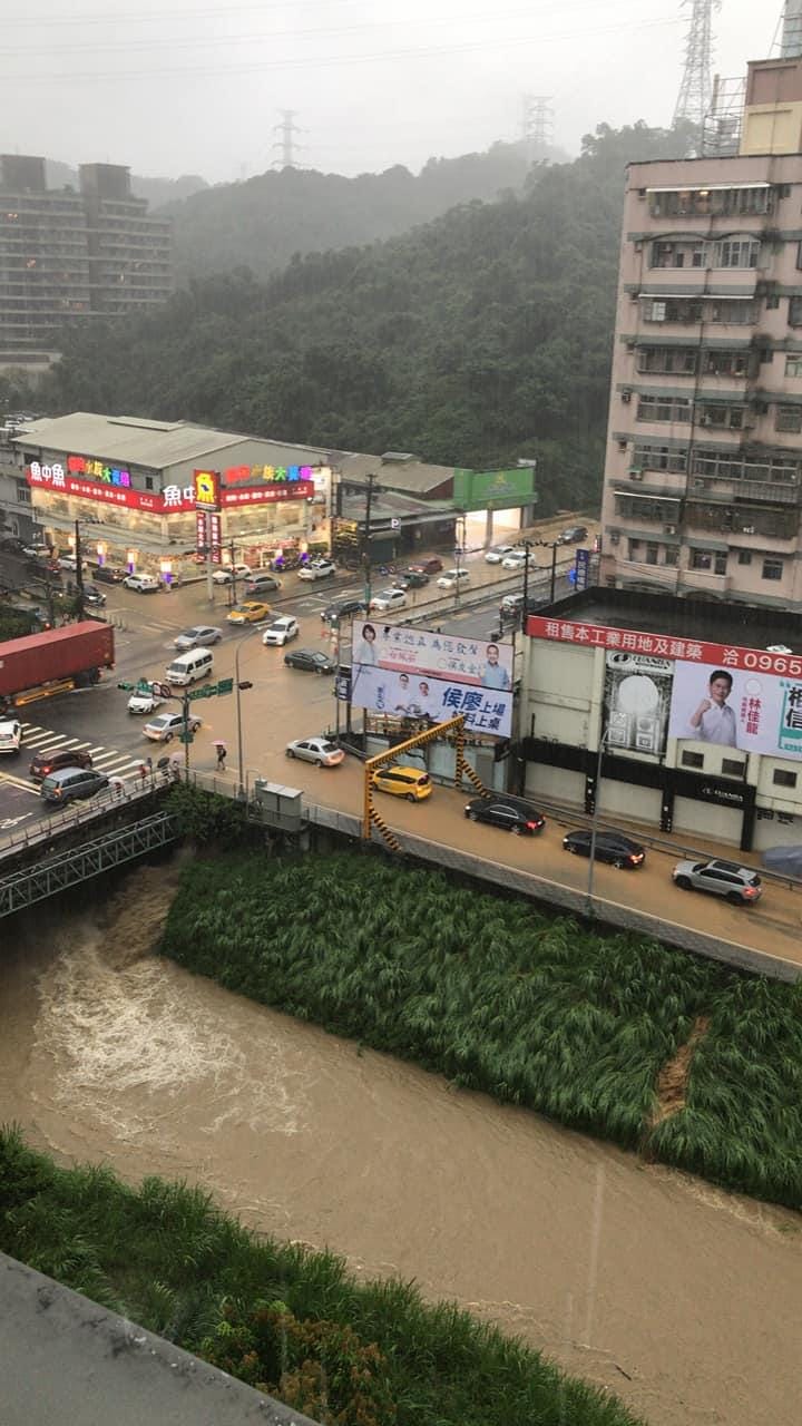 新北汐止今日下午豪雨不斷，雨量至傍晚已飆破350毫米，多處地區淹水 圖:翻攝自臉書