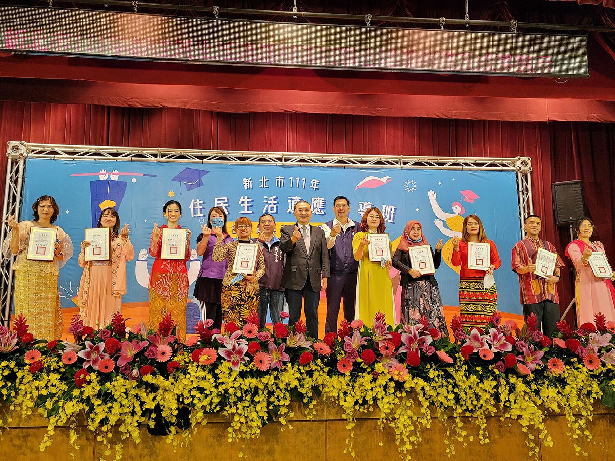 侯友宜與市議員林國春、黃永昌及劉美芳與結業學員代表合照。 圖：新北市民政局提供