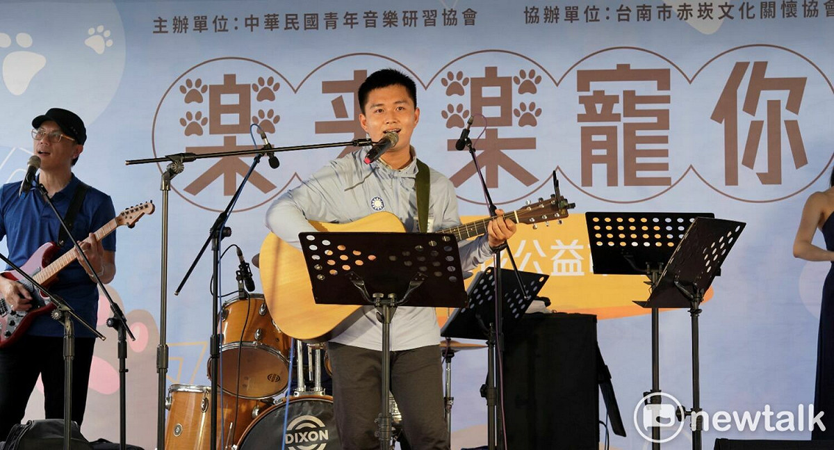中華民國青年音樂研習學會與赤崁文化關懷協會今（16）日在河樂廣場舉辦毛小孩公益音樂會市集，許多民眾帶著萌寵到場同樂，參選中西區、北區市議員的青年音樂學會執行長蔡宗豪在場彈吉他獻唱，鼓勵領養代替購買。 圖：黃博郎／攝