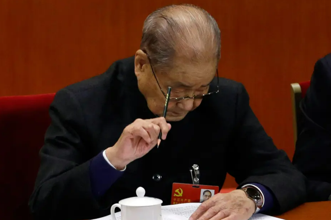 前中共中央政治局常委宋平就座於主席台第一排，看起來精神狀況良好。 圖: 翻攝自美東僑報微博