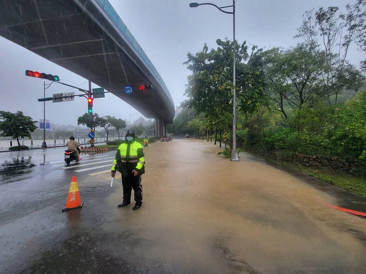 北市議員李明賢表示，目前包括文湖街、內湖路一段山區道路淹水、山洪湍急，大湖公園外的成功路也淹水，大湖康湖路路樹倒塌等。 圖：擷自李明賢臉書