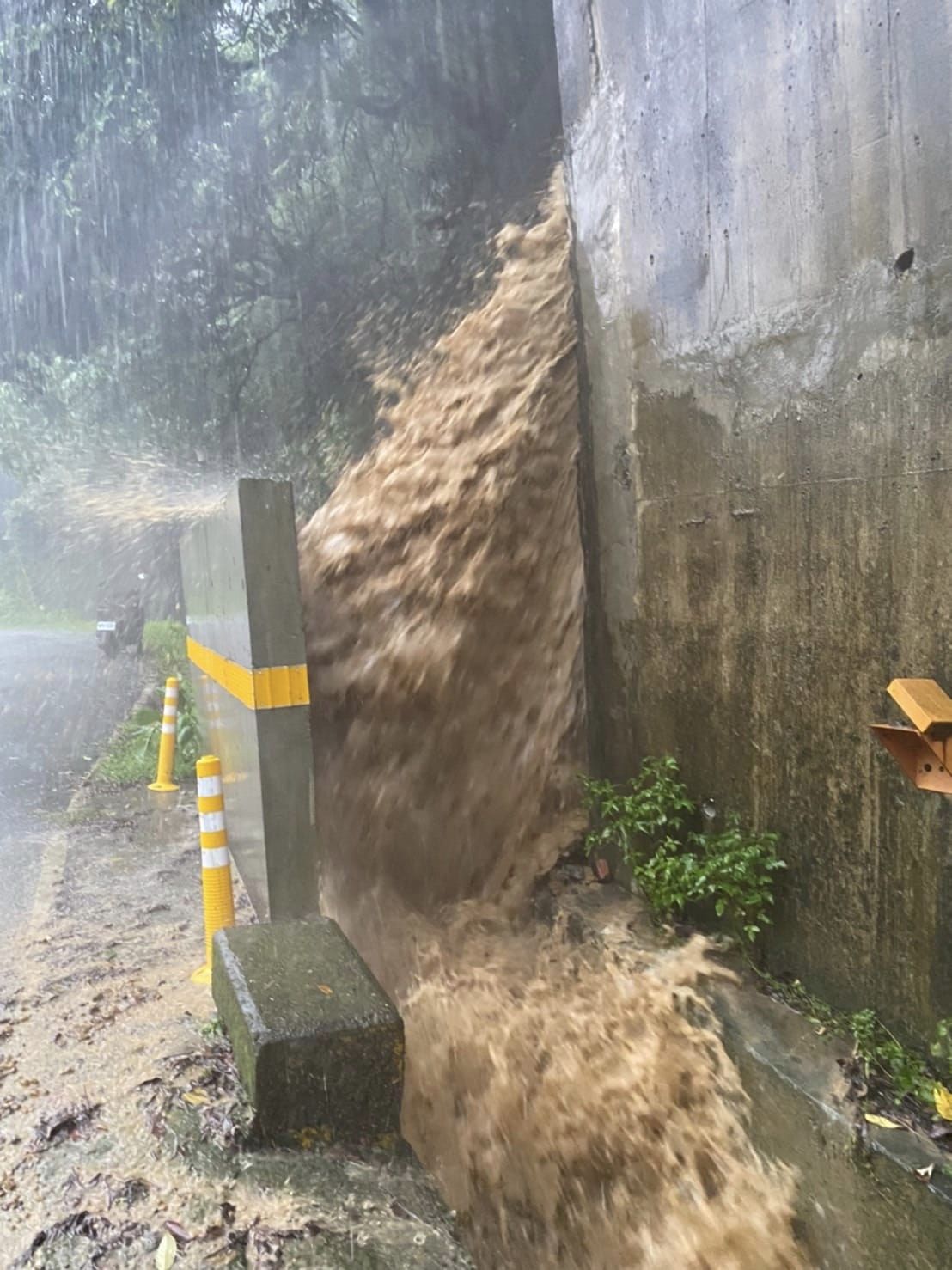 輕度颱風尼莎暴風圈持續擴大，再加上東北季風雙重影響下，北部、東北部雨勢明顯，全台陸續傳出災情。 圖：擷自李明賢臉書