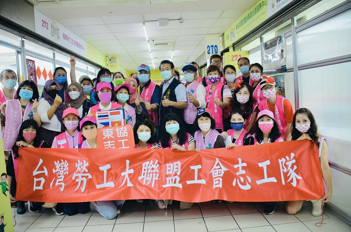 台灣勞工大聯盟總工會辦理東協廣場巡禮導覽。 台中市政府勞工局/提供