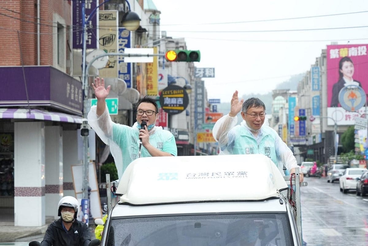 台北市各地陸續傳出災情，柯文哲今（16）日南下台中、南投輔選遭批。民眾黨晚間發出聲明指，柯文哲原訂傍晚車隊掃街及後續行程將取消北返。 圖：擷自簡千翔臉書