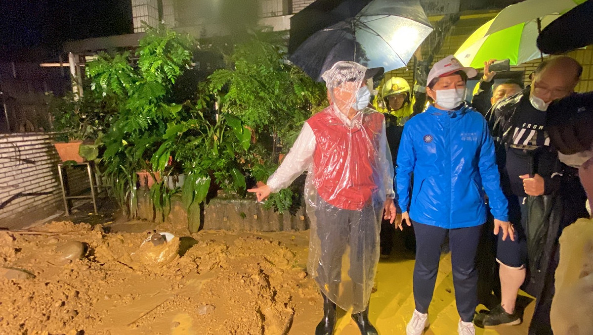 警方目前已於現場拉封鎖線，並通知消防隊及相關單位協助處置，確認伯爵街6巷住戶安全。 圖：新北市府提供