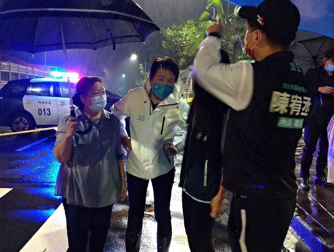 內湖區康樂隧道口邊坡土石樹木滑落，造成雙向車道無法通行，無黨籍台北市長參選人黃珊珊晚間趕赴現場視察。 圖：擷自黃珊珊臉書