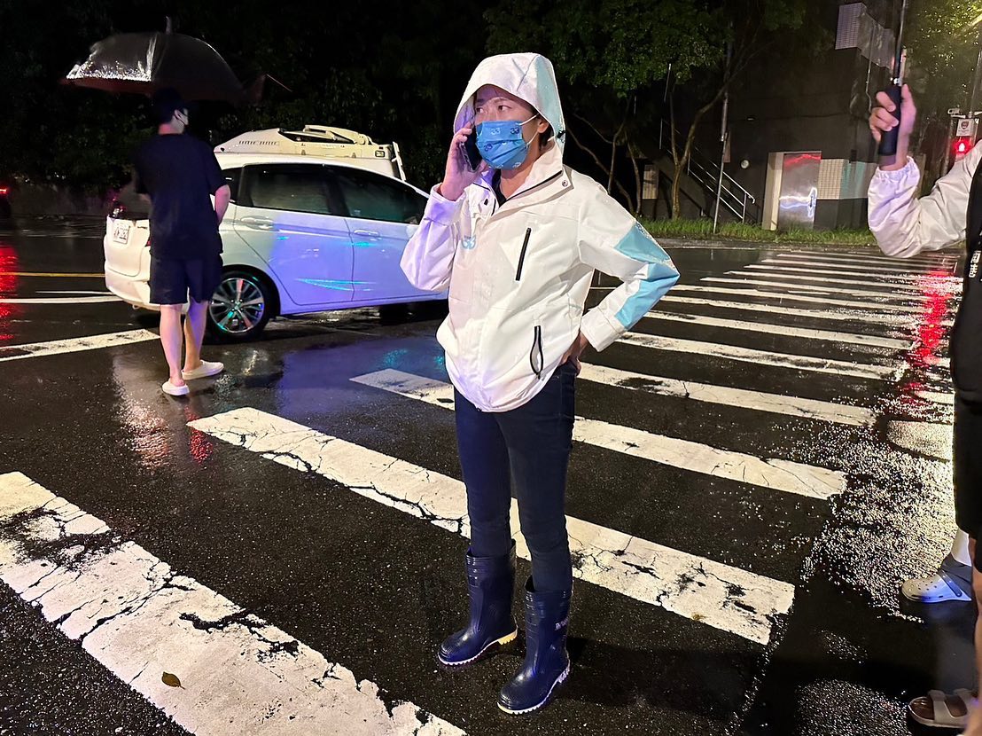黃珊珊於晚間近7時許抵達康樂隧道，甫從台中北返的市長柯文哲、民進黨台北市長參選人陳時中也隨後抵達。 圖：擷自黃珊珊臉書