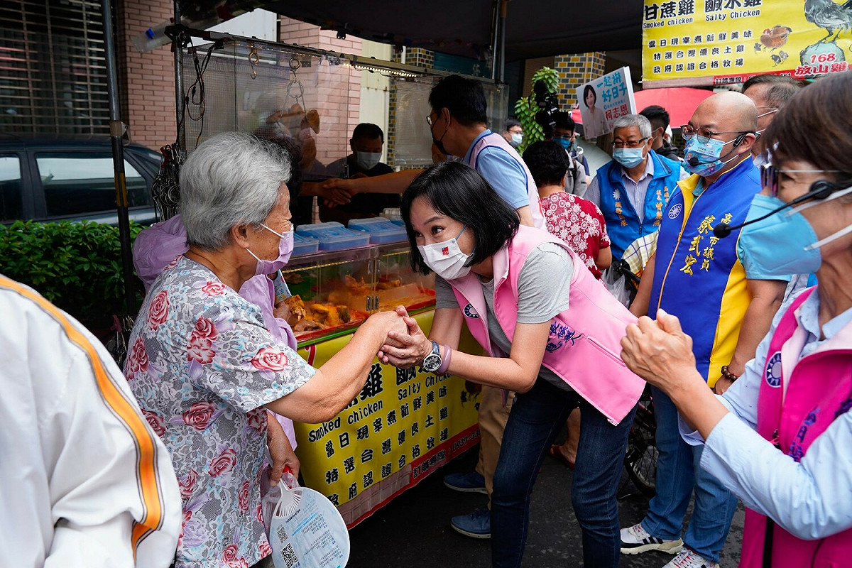 柯志恩(中)到早市拜票。 圖：柯志恩競辦提供