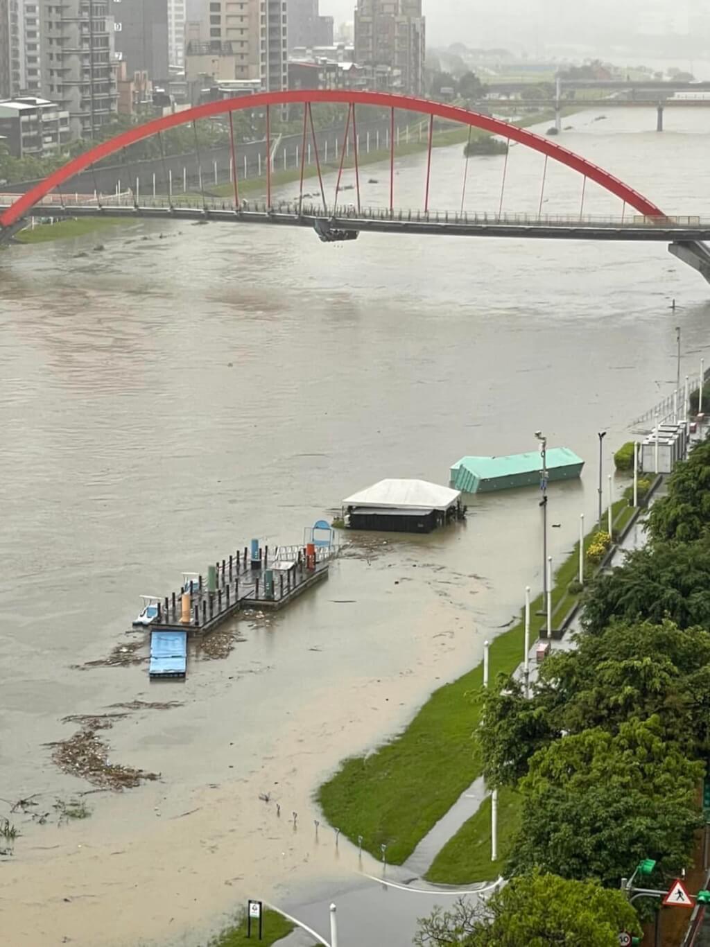 基隆河水高漲，貨櫃屋飄起。 （圖取自facebook.com/shua0522）