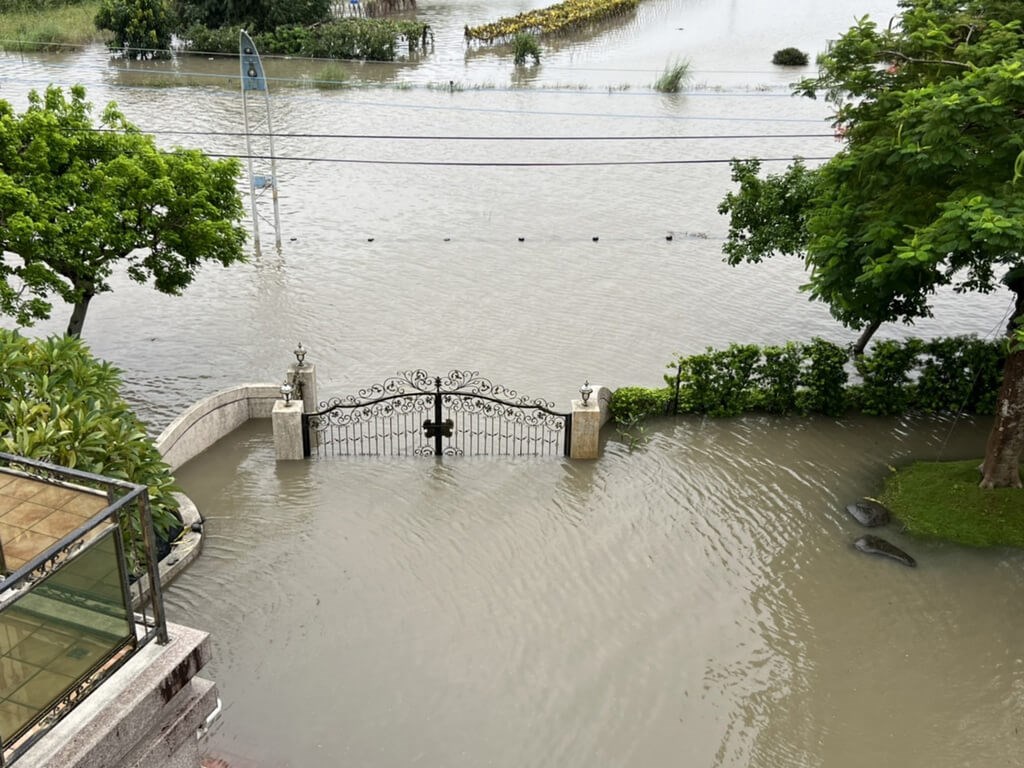 東北季風及中颱「尼莎」颱風外圍環流帶來大量降雨，北部及東部地區陸續傳出災情，同時也造成農業損失。 圖：讀者/提供（資料照）