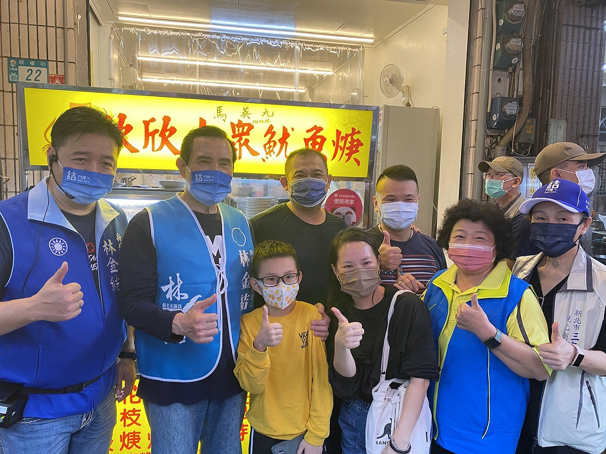 有民眾特地來到現場等候，就為了跟馬英九合影，大家都非常非常熱情，對鄉親的支持是滿滿的感謝。 圖：林金結辦公室提供