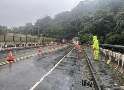 位在台北內湖、新北汐止交界處的「康湖隧道」17日發生土石崩落道路堵死意外，18日清晨已搶通。 圖：翻攝高嘉瑜臉書