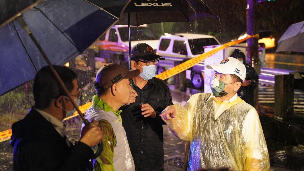 位在台北內湖、新北汐止交界處的「康湖隧道」17日發生土石崩落道路堵死意外，民進黨台北市長侯選人陳時中到場關心。 圖：翻攝陳時中臉書