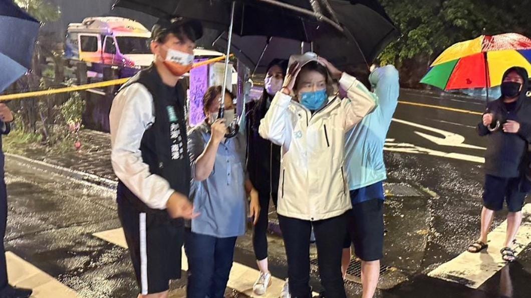 位在台北內湖、新北汐止交界處的「康湖隧道」17日發生土石崩落道路堵死意外，無黨籍台北市長侯選人黃珊珊到場關心。 圖：翻攝黃珊珊臉書
