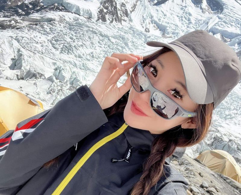 「登山女神」曾格爾爭議延燒，其登山紀錄被質疑造假，拉贊助的募資平台經費16日遭凍結。 圖／翻攝自曾格爾 Grace Tseng臉書