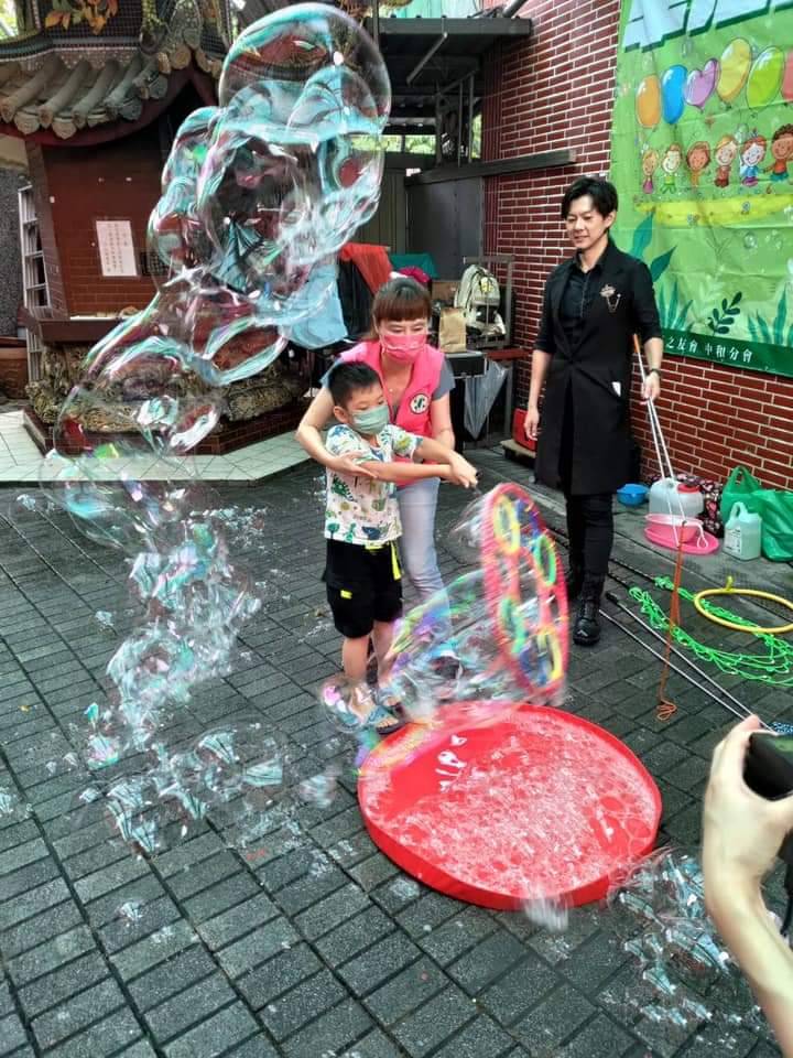 民進黨新北市議員候選人、小英之友會執行長張嘉玲（中）舉辦草地泡泡派對，與小朋友體驗繽紛多彩的泡泡秀。 圖：張嘉玲競總/提供