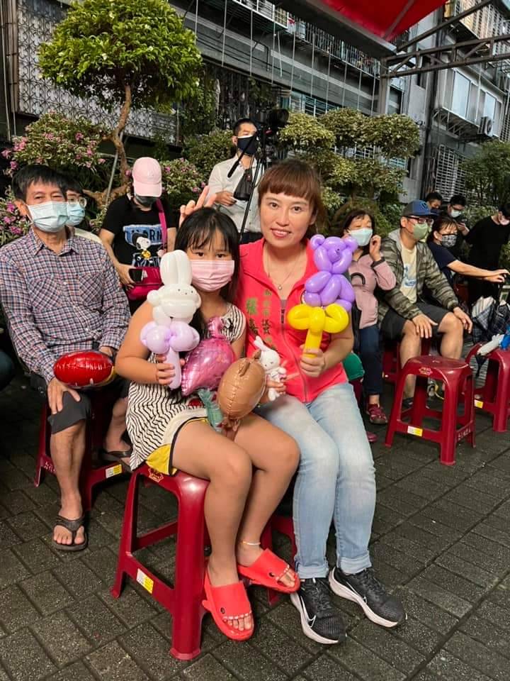 民進黨新北市議員候選人、小英之友會執行長張嘉玲（前排右）舉辦草地泡泡派對，小朋友拿到造型氣球後綻放出燦爛的笑容。 圖：張嘉玲競總/提供