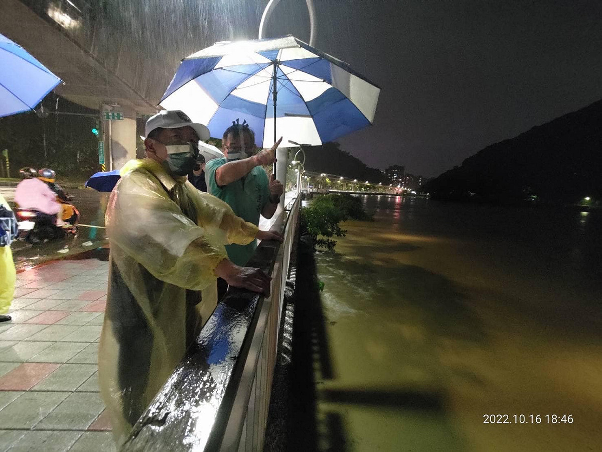 民進黨台北市長參選人陳時中與台北市議員李建昌16日在內湖勘災。 圖：翻攝自吳思瑤臉書
