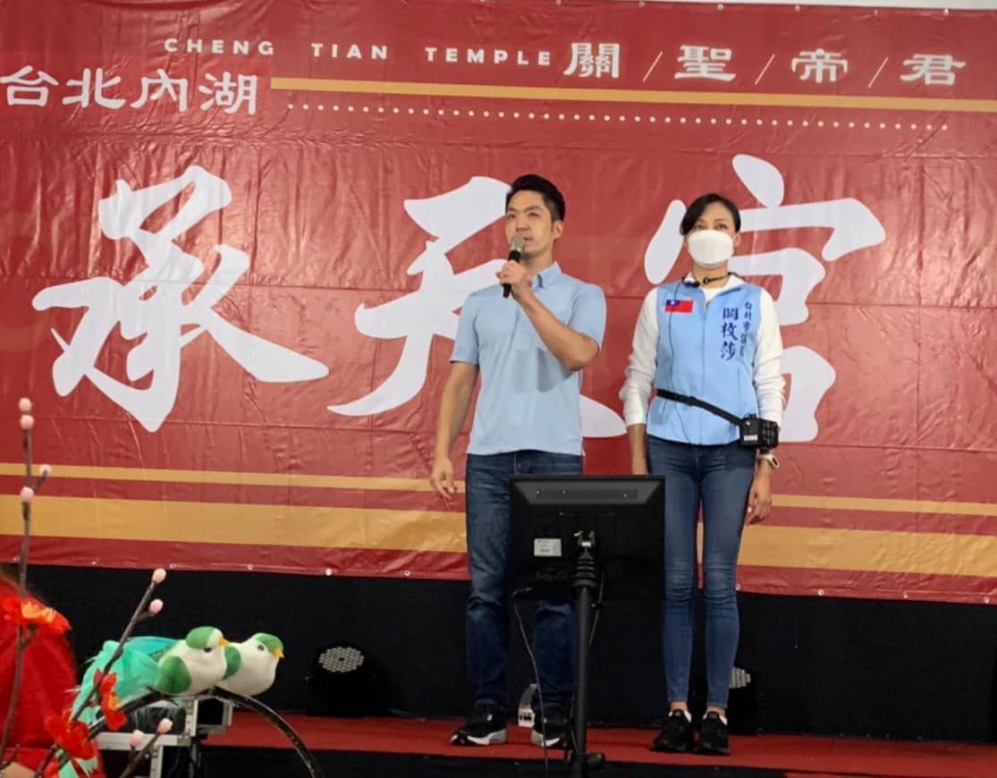 國民黨台北市長參選人蔣萬安16日在內湖承天宮參加選舉拜票活動。 圖：翻攝自吳思瑤臉書