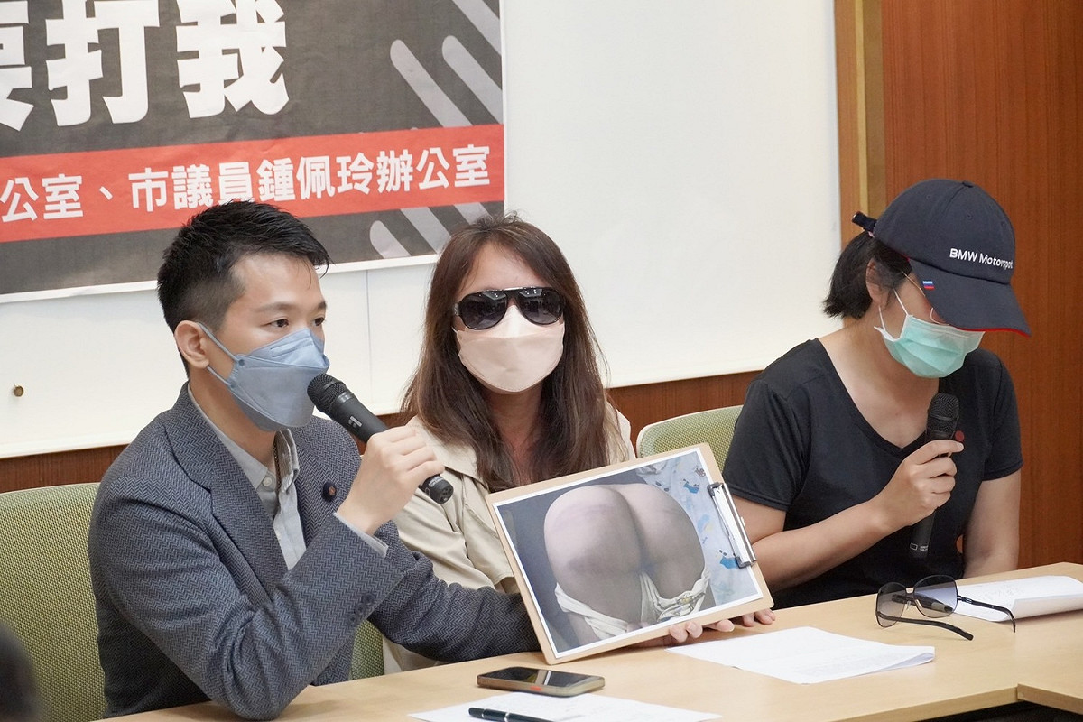 立法委員何志偉、台北市議員鍾佩玲、中正萬華邵維倫候選人接獲家長陳情小孩參加足球隊卻慘遭教練毆打。 圖：何志偉辦公室提供