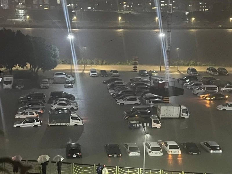 受到尼莎颱風暴雨影響，北市士林區百齡橋下停車場車輛泡水。 圖：取自「我是士林人&amp;我是北投人(士林區、北投區、大同區)」臉書