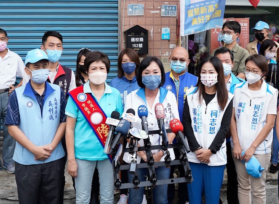 柯志恩(中)說她在乎的是高雄市民薪水何時破百萬？ 圖：柯志恩選辦提供