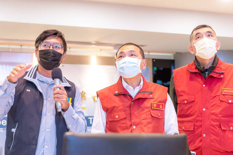 新北市長侯友宜昨日聽聞災情後，馬上返回災害應變中心。 圖:新北市政府
