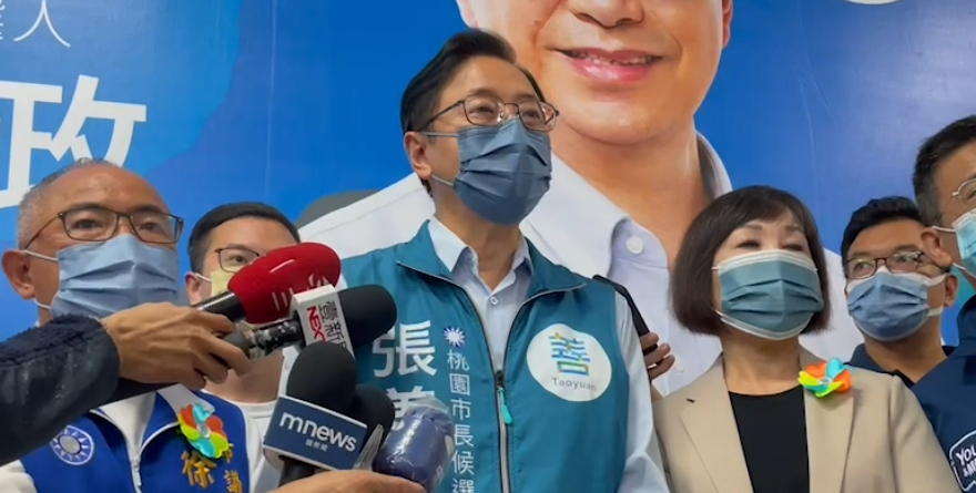張善政說明他的中壢土地僅佔持分４坪卻被說成有上千坪，怒批民進黨抹黑。 圖：林昀真／翻攝